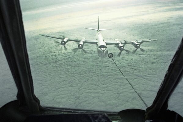 Стратегический бомбардировщик Ту-95 дозаправляется в воздухе