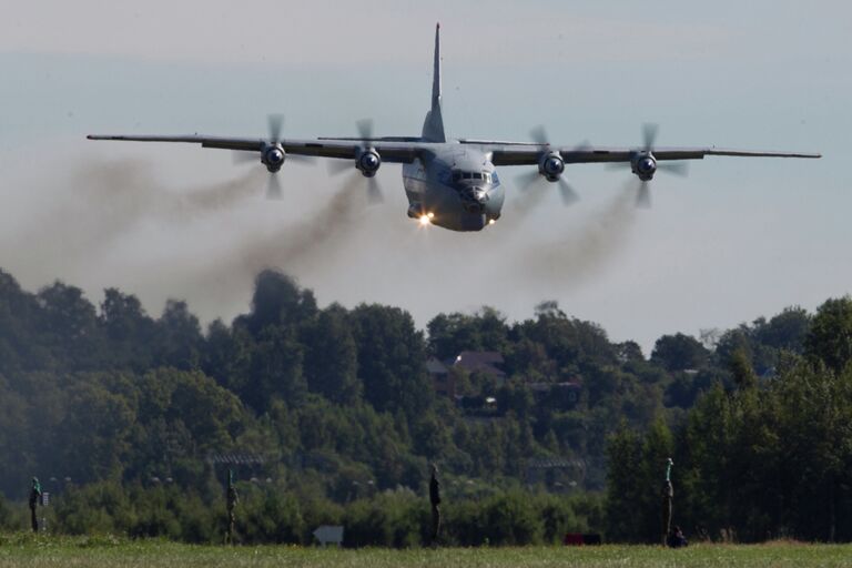 Самолет Ан-12 на торжественных мероприятиях, приуроченных к празднованию дня воздушного флота РФ на военном аэродроме Левашово