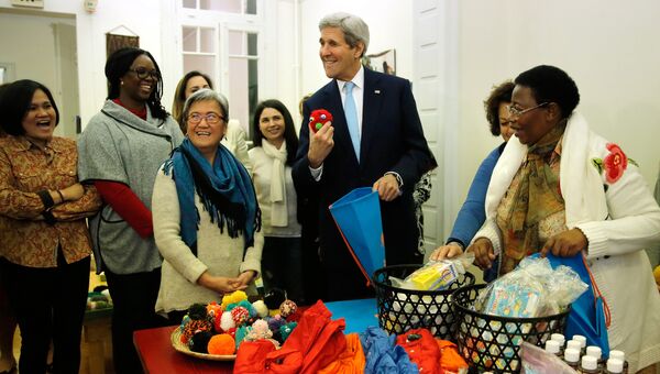 Госсекретарь США Джон Керри во время посещения сообщества женщин-мигрантов Мелисса в центре Афин