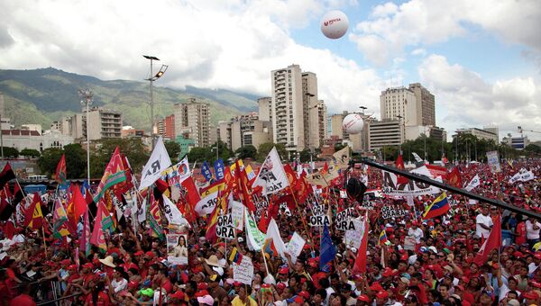 Демонстрация в поддержку правящей партии на центральной улице Каракаса, Венесуэла