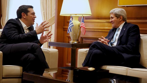Премьер-министр Греции Алексис Ципрас и Госсекретарь США Джон Керри во время встречм в Афинах