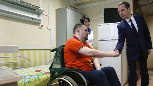 Председатель правительства РФ Дмитрий Медведев во время посещения Научно-практического центра медико-социальной реабилитации инвалидов имени Л.И.Швецовой