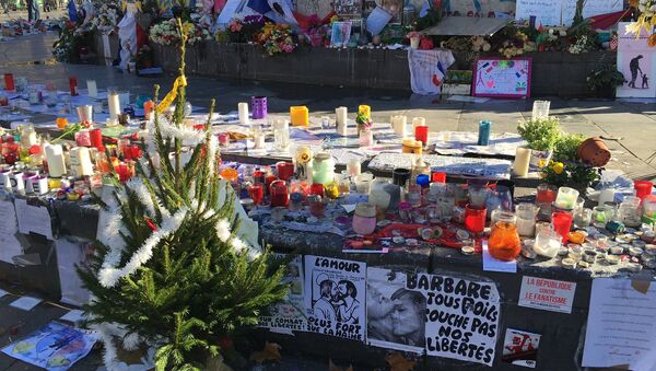 Цветы на улицах Парижа в память о погибших и пострадавших в терактах. Архивное фото