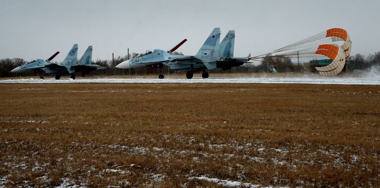 Истребители Су-27СМ совершают посадку во время летно-тактических учений истребительной авиации Восточного военного округа на аэродроме Центральная Угловая в Приморском крае