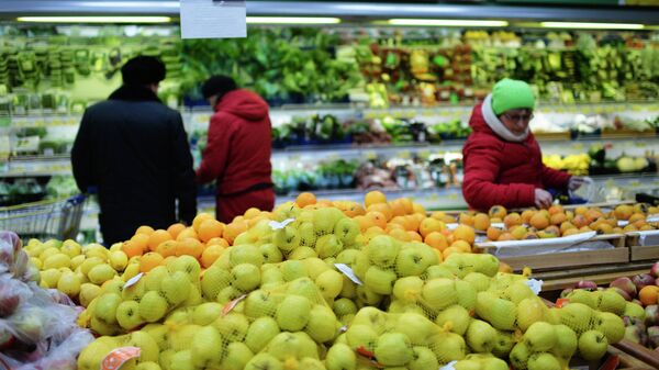 Жители Омска покупают фрукты. Архивное фото