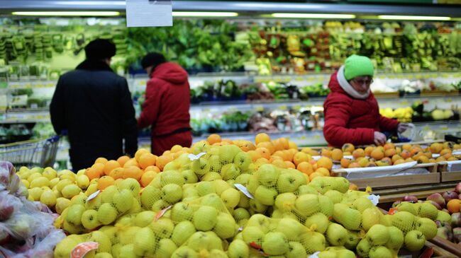 Жители Омска покупают турецкие фрукты в одном из магазинов города. архивное фото