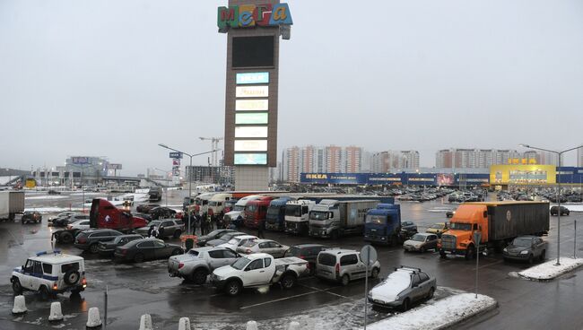 Дальнобойщики, выступающие против системы Платон, на парковке ТРЦ Мега-Химки. Архив