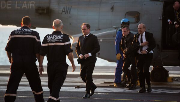 Президент Франции Франсуа Олланд прибыл на авианосец Шарль де Голль