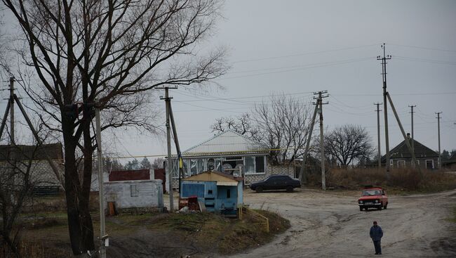 Переправа, организованная местными жителями в поселке Желтое между блокпостом Народной милиции ЛНР и украинских силовиков. Архивное фото