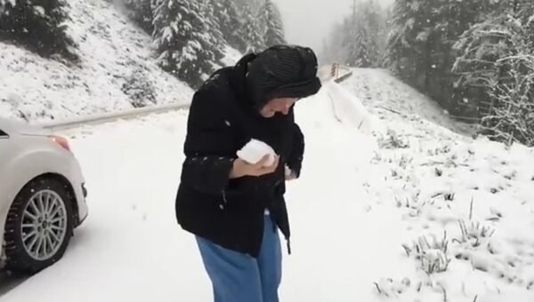 Столетняя бабушка играет в снежки