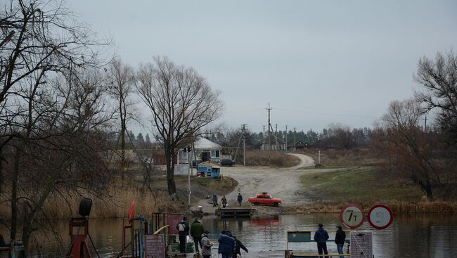 Неофициальная переправа на линии соприкосновения в поселке Желтое ЛНР. Архивное фото