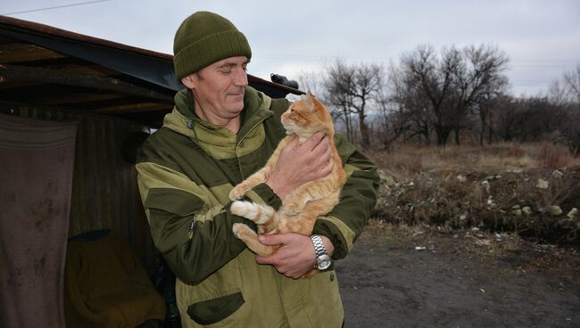 Боец Народной милиции ЛНР у линии разграничения. Архивное фото