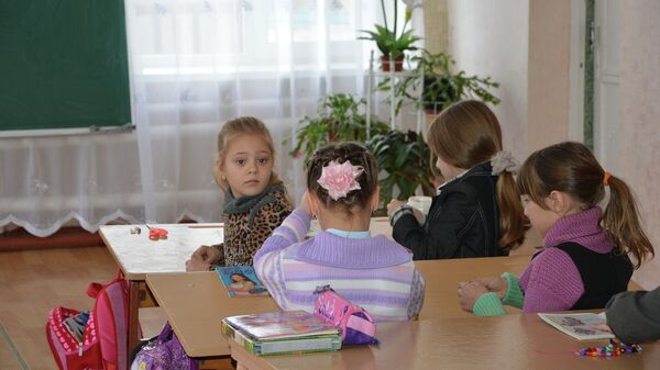 Дети в школе в села Желтое, ЛНР
