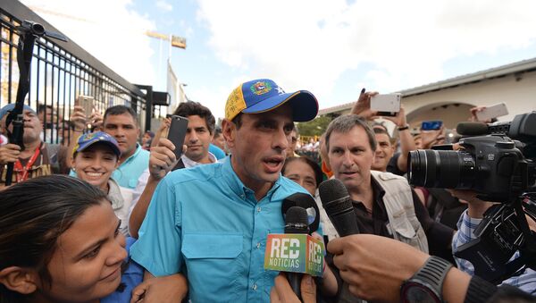 Оппозиционный лидер Энрике Каприлес беседует с журналистами во время парламентских выборов в Каракасе, Венесуэла