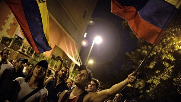 Сторонники оппозиции празднуют победу на парламентских выборах в Каракасе, Венесуэла
