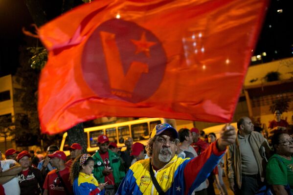 Сторонники правящей партии требуют повторного открытия участков для голосования после их закрытия в Каракасе, Венесуэла