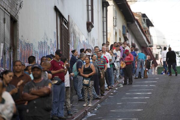 Очередь на избирательный участок в столице Венесуэлы Каракасе