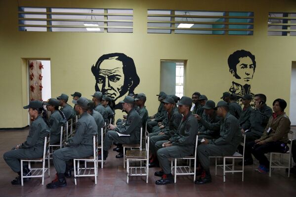 Военнослужащие на участке для голосования во время парламентских выборов в Каракасе, Венесуэла