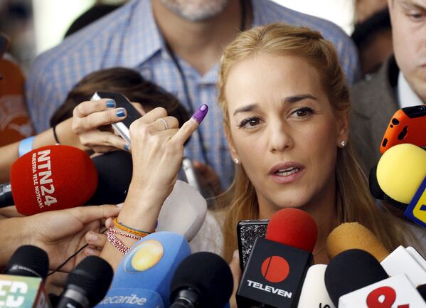 Лилиан Тинтори, жена оппозиционного лидера Леопольда Лопеса, на встрече с журналистами во время парламентских выборов в Каракасе, Венесуэла