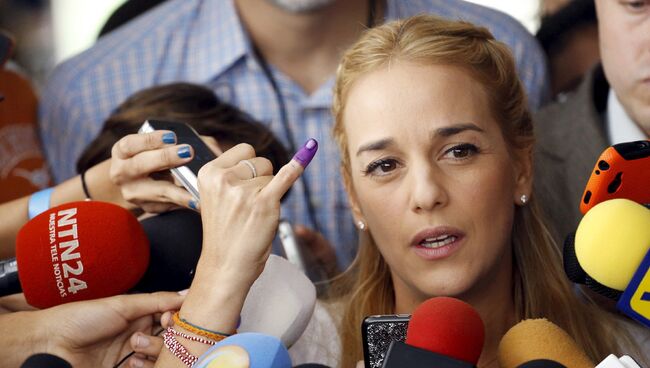 Лилиан Тинтори, жена оппозиционного лидера Леопольда Лопеса, на встрече с журналистами во время парламентских выборов в Каракасе, Венесуэла