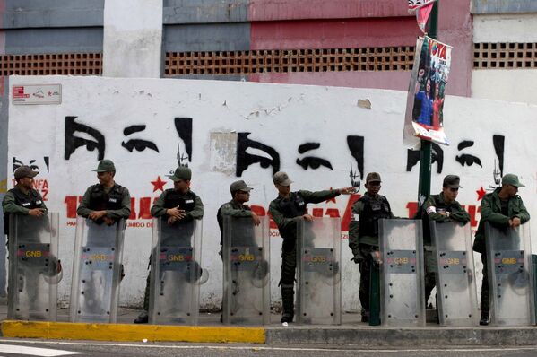 Солдаты Национальной гвардии Венесуэлы возле избирательного участка в столице Венесуэлы Каракасе