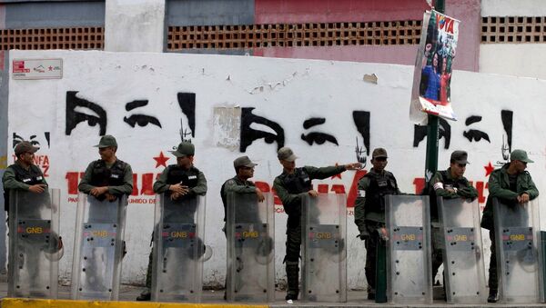 Солдаты Национальной гвардии Венесуэлы возле избирательного участка в столице Венесуэлы Каракасе. Архивное фото