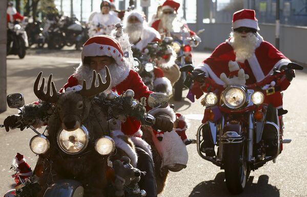 Байкеры Harley Davidson на забеге Санта-Клаусов в Швейцарии