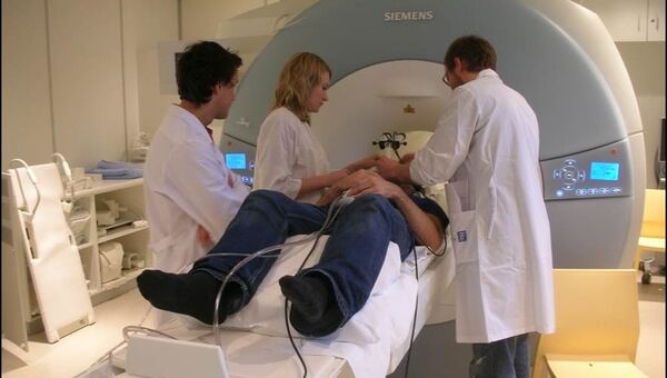 Участник эксперимента в магнитно-резонансном томографе