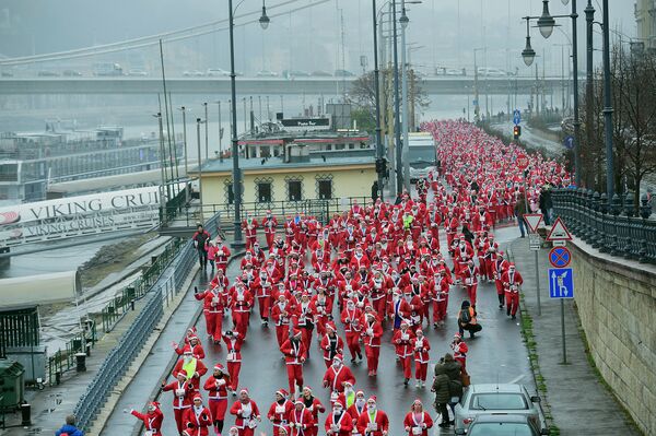 Забег Санта-Клаусов в Будапеште