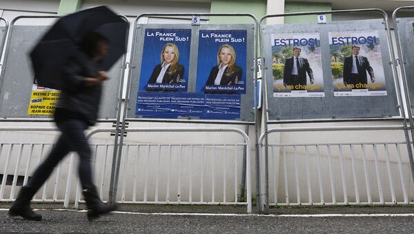 Женщина проходит мимо избирательных плакатов, Франция. Архив