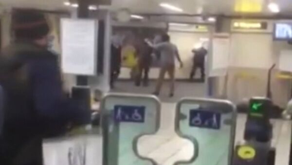 Задержание напавшего с ножом на пассажиров метро в Лондоне. Съемка очевидца