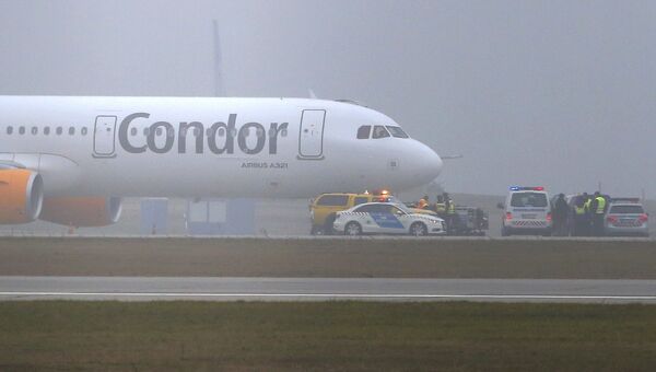 Самолет Airbus A321 компании Condor airlines во время экстренной посадки в аэропорту Будапешта