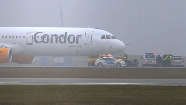 Самолет Airbus A321 компании Condor airlines во время экстренной посадки в аэропорту Будапешта