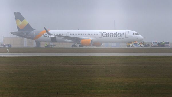 Самолет Airbus A321 компании Condor airlines во время экстренной посадки в аэропорту Будапешта