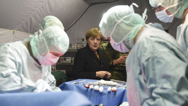 Канцлер Германии Ангела Меркель во время посещения штаб-квартиры медподразделения сил быстрого реагирования бундесвера в городе Леер