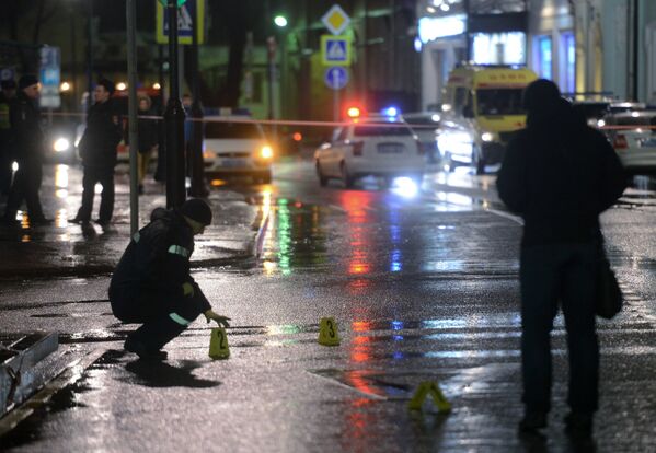 Сотрудники правоохранительных органов проводят следственные действия на остановке общественного транспорта на улице Покровка в Москве, где произошел взрыв неизвестного взрывного устройства