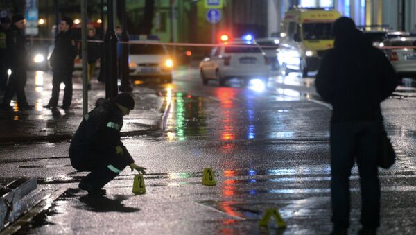 Сотрудники правоохранительных органов проводят следственные действия на остановке общественного транспорта на улице Покровка в Москве, где произошел взрыв. Архивное фото