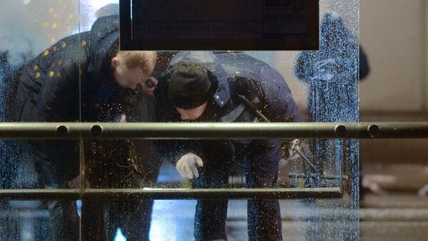 Сотрудники правоохранительных органов проводят следственные действия на остановке общественного транспорта на улице Покровка в Москве, где произошел взрыв неизвестного взрывного устройства. Архивное фото