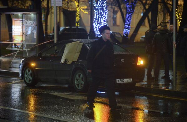 Автомобиль неподалеку от остановки общественного транспорта на улице Покровка в Москве, где произошел взрыв неизвестного взрывного устройства