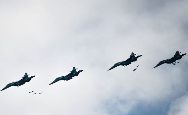 Самолеты Су-34 во время показательных выступлений на всероссийском этапе международного конкурса Авиадартс-2015 в Воронеже
