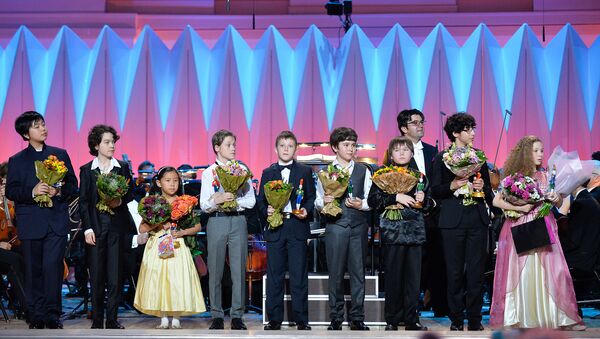 Участники XVI Международного телевизионного конкурса юных музыкантов Щелкунчик в Концертном зале имени Петра Ильича Чайковского в Москве