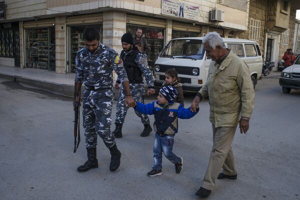 Бойцы Соторо патрулируют улицы и помогают жителям в городе Камышли провинции Эль-Хасаке на северо-востоке Сирии