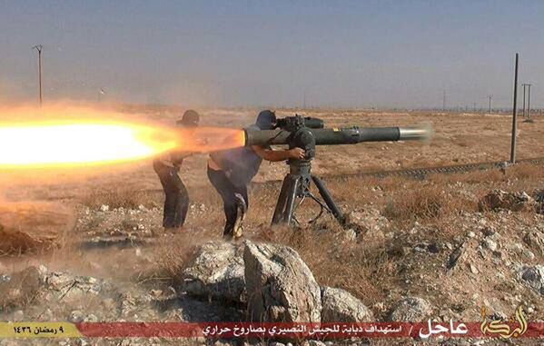 Боевики из ИГ (ДАИШ) используют противотанковый ракетный комплекс возле города Эль-Хасака, Сирия