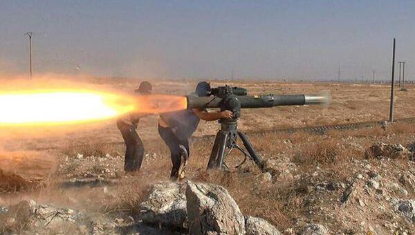 Боевики из ИГ (ДАИШ) используют противотанковый ракетный комплекс возле города Эль-Хасака, Сирия