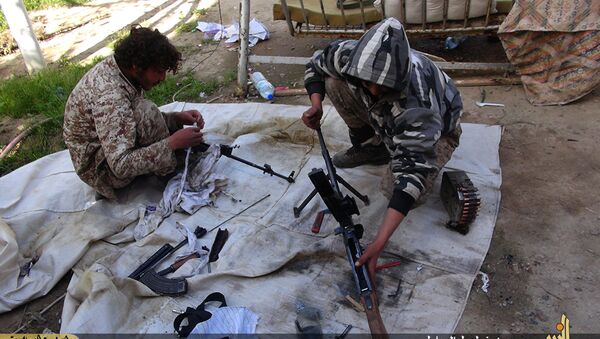 Боевики ИГ (ДАИШ) чистят оружие в городе Дайр-эз-Заур, Сирия
