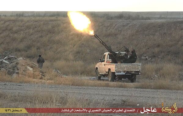 Боевики ИГ (ДАИШ) на позиции возле города Эль-Хасака, Сирия
