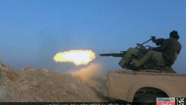 Боевик ИГ (ДАИШ) стреляет из крупнокалиберного пулемета. Провинция Хомс, Сирия