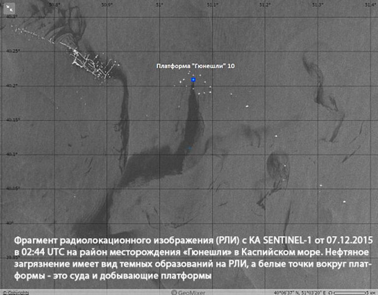 Спутниковые снимки района катастрофы нефтедобывающей платформы на месторождении Гюнешли в Каспийском море