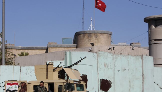 Иракские силы безопасности у посольства Турции в Багдаде