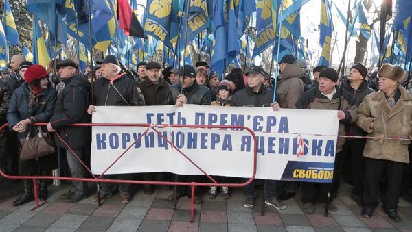 Сотни украинцев пришли к зданию Рады в Киеве с лозунгами за отставку Яценюка